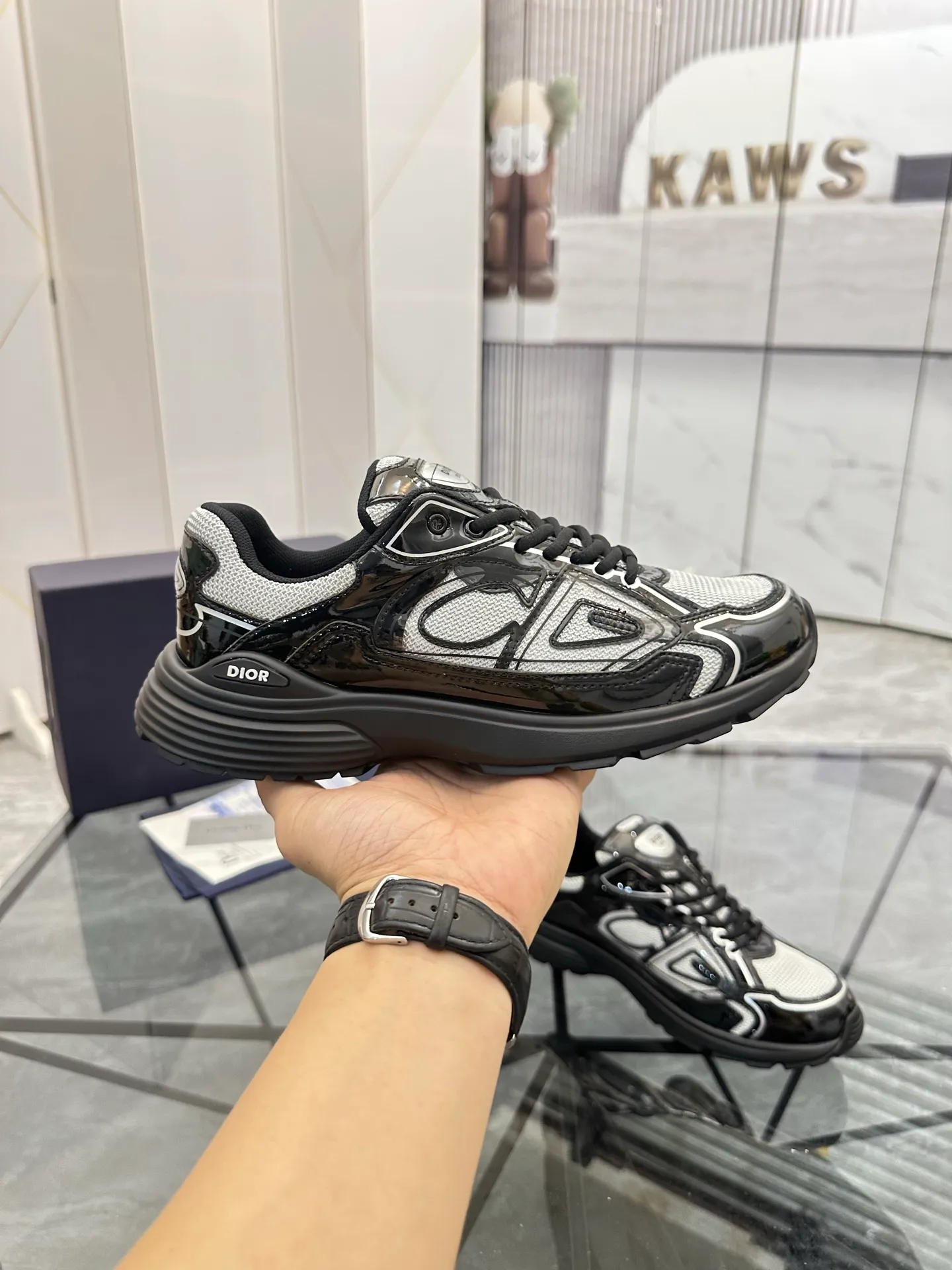 Men's shoes: 💰P400¥ Available in Guangzhou Product trademark: Dior* "Dior*" low-top casual shoes Regular size: 35-46 (can be customized to 47) Couple style Product materials: Upper imported cowhide stitched with original fabric, breathable lining, ultra-light foam original outsole. No.: 007